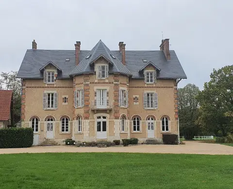 Oratoire triangulaire, dans le domaine de la Tour-du-Bon au Brulat