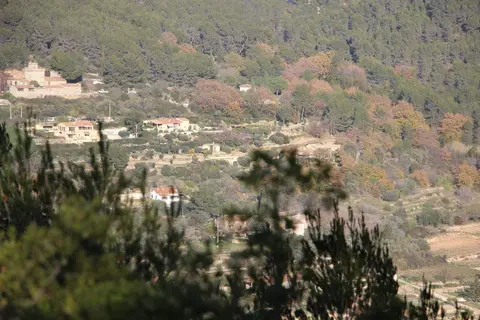 Blick auf ollioules, das fort und das meer