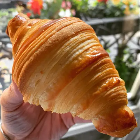 Le Croissant Rose