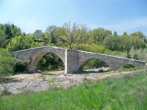 Le petit pont de pierre