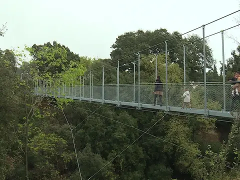 Passerelle himalayenne des Cascades de Trans