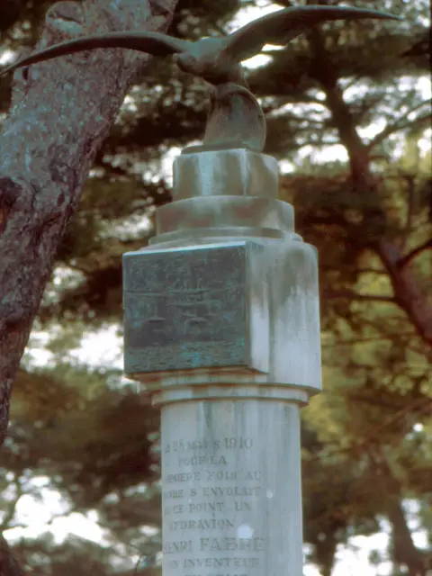 Stèle Henri Fabre