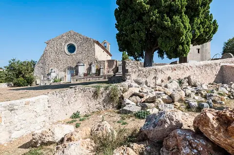Vestiges du castrum et de la chapelle Saint-Barthélemy