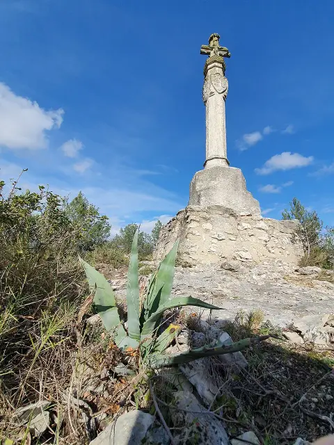 Croix de Saint-Julien, située quartier des Bouisses et des Abrigans