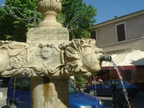 Fontaine publique en pierre dite Grande Fontaine