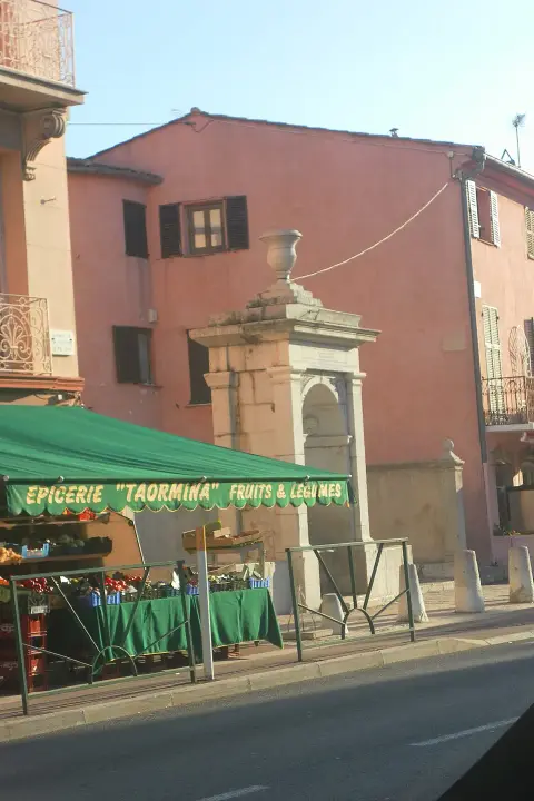 Fontaine publique en face de la mairie