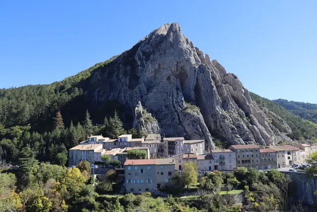 Rénové appartement au calme à Ollières — Provence