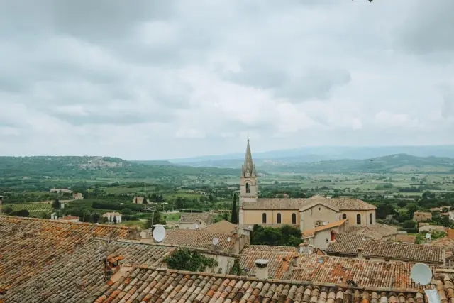 Atypique studio proche des commerces à Signes — Provence