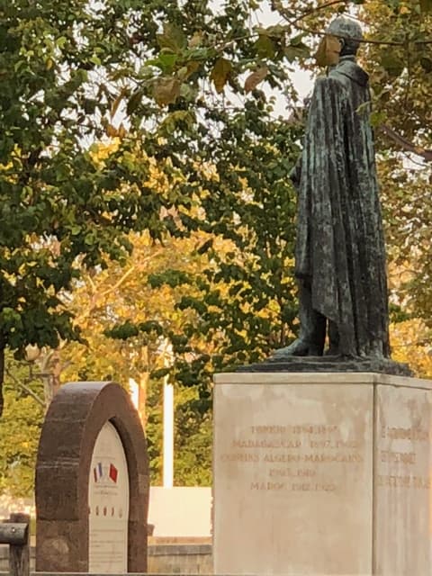 Stèle en hommage aux armées libératrices et à la Brigade des Maures