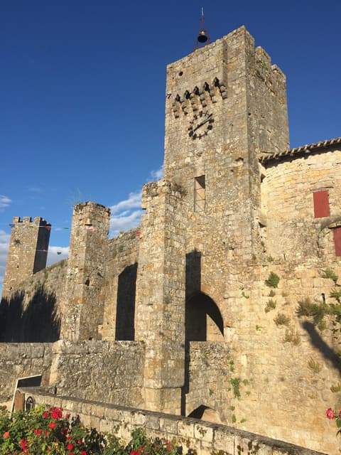 Le Village fortifié et les portails de l'enceinte médiévale