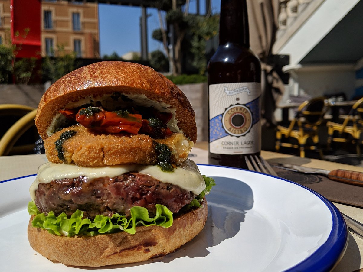 Corner Bistro Bouc