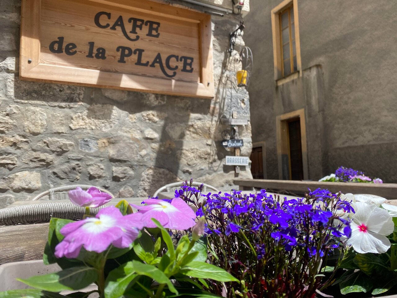 CAFE De La Place