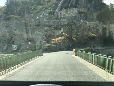 Arrivée de l'ancienne Route Napoléon au Pont de la Baume