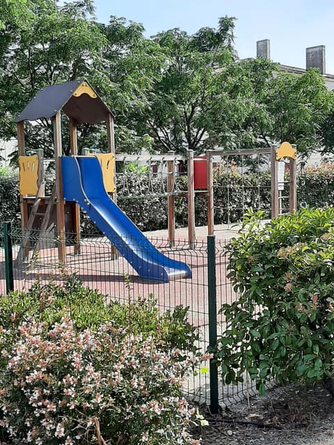 Aire de jeux · Cabannes