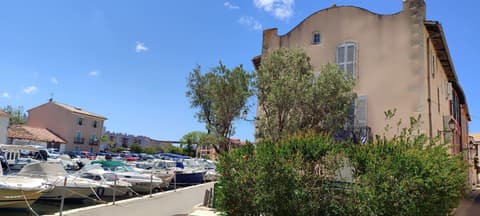 Maison à chapeau de gendarme