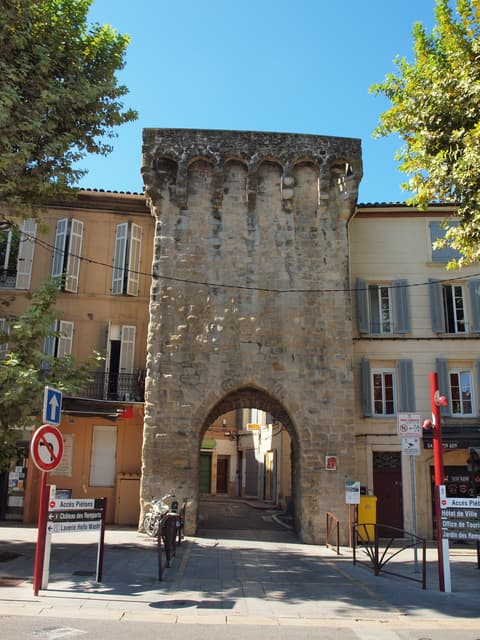 Porte de Pourrières